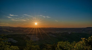 İtalya 'nın doğusunda yer alan Marş, Apennine dağları ile Adriyatik Denizi arasında yükselir..