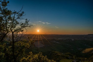 İtalya 'nın doğusunda yer alan Marş, Apennine dağları ile Adriyatik Denizi arasında yükselir..