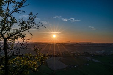 İtalya 'nın doğusunda yer alan Marş, Apennine dağları ile Adriyatik Denizi arasında yükselir..