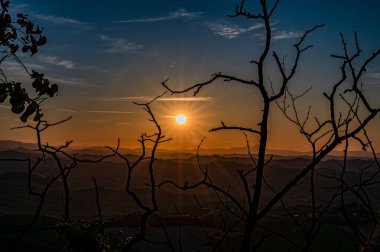 İtalya 'nın doğusunda yer alan Marş, Apennine dağları ile Adriyatik Denizi arasında yükselir..