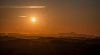 İtalya 'nın doğusunda yer alan Marş, Apennine dağları ile Adriyatik Denizi arasında yükselir..