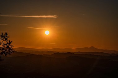 İtalya 'nın doğusunda yer alan Marş, Apennine dağları ile Adriyatik Denizi arasında yükselir..