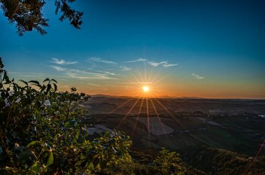 İtalya 'nın doğusunda yer alan Marş, Apennine dağları ile Adriyatik Denizi arasında yükselir..