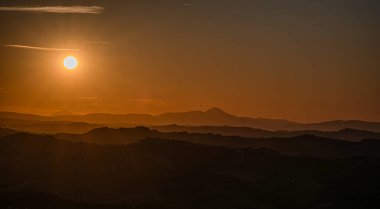 İtalya 'nın doğusunda yer alan Marş, Apennine dağları ile Adriyatik Denizi arasında yükselir..