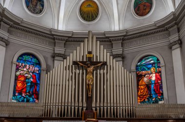 Havari Aziz Thomas 'a adanmış Katedral Bazilikası antik bir Roma tapınağının sahasına inşa edilmiştir. 1060 yılında Normanlar tarafından yok edildi, yeniden inşa edildi..