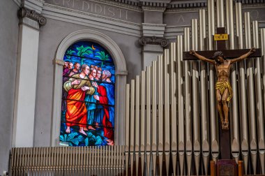 Havari Aziz Thomas 'a adanmış Katedral Bazilikası antik bir Roma tapınağının sahasına inşa edilmiştir. 1060 yılında Normanlar tarafından yok edildi, yeniden inşa edildi..