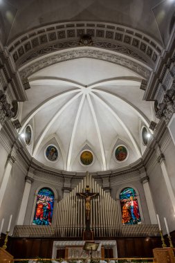 Havari Aziz Thomas 'a adanmış Katedral Bazilikası antik bir Roma tapınağının sahasına inşa edilmiştir. 1060 yılında Normanlar tarafından yok edildi, yeniden inşa edildi..