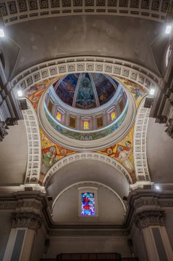 Havari Aziz Thomas 'a adanmış Katedral Bazilikası antik bir Roma tapınağının sahasına inşa edilmiştir. 1060 yılında Normanlar tarafından yok edildi, yeniden inşa edildi..