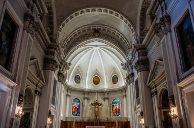 Havari Aziz Thomas 'a adanmış Katedral Bazilikası antik bir Roma tapınağının sahasına inşa edilmiştir. 1060 yılında Normanlar tarafından yok edildi, yeniden inşa edildi..