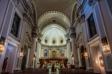 Havari Aziz Thomas 'a adanmış Katedral Bazilikası antik bir Roma tapınağının sahasına inşa edilmiştir. 1060 yılında Normanlar tarafından yok edildi, yeniden inşa edildi..