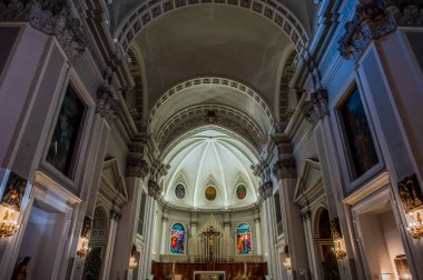 Havari Aziz Thomas 'a adanmış Katedral Bazilikası antik bir Roma tapınağının sahasına inşa edilmiştir. 1060 yılında Normanlar tarafından yok edildi, yeniden inşa edildi..