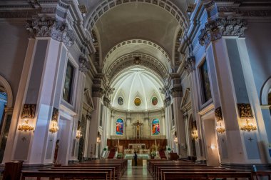 Havari Aziz Thomas 'a adanmış Katedral Bazilikası antik bir Roma tapınağının sahasına inşa edilmiştir. 1060 yılında Normanlar tarafından yok edildi, yeniden inşa edildi..
