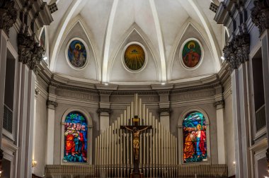 Havari Aziz Thomas 'a adanmış Katedral Bazilikası antik bir Roma tapınağının sahasına inşa edilmiştir. 1060 yılında Normanlar tarafından yok edildi, yeniden inşa edildi..