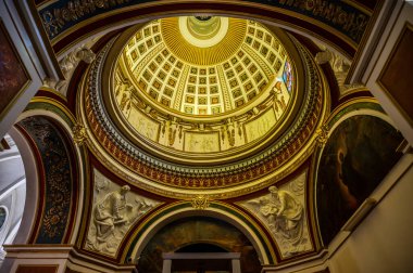 Havari Aziz Thomas 'a adanmış Katedral Bazilikası antik bir Roma tapınağının sahasına inşa edilmiştir. 1060 yılında Normanlar tarafından yok edildi, yeniden inşa edildi..