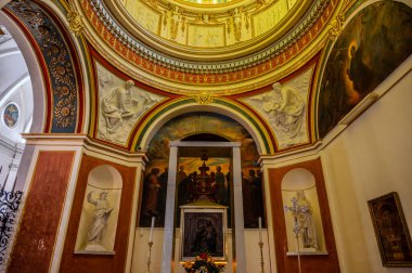 Havari Aziz Thomas 'a adanmış Katedral Bazilikası antik bir Roma tapınağının sahasına inşa edilmiştir. 1060 yılında Normanlar tarafından yok edildi, yeniden inşa edildi..