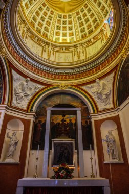 Havari Aziz Thomas 'a adanmış Katedral Bazilikası antik bir Roma tapınağının sahasına inşa edilmiştir. 1060 yılında Normanlar tarafından yok edildi, yeniden inşa edildi..