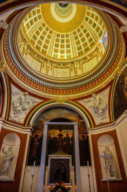 Havari Aziz Thomas 'a adanmış Katedral Bazilikası antik bir Roma tapınağının sahasına inşa edilmiştir. 1060 yılında Normanlar tarafından yok edildi, yeniden inşa edildi..