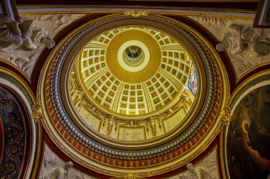 Havari Aziz Thomas 'a adanmış Katedral Bazilikası antik bir Roma tapınağının sahasına inşa edilmiştir. 1060 yılında Normanlar tarafından yok edildi, yeniden inşa edildi..