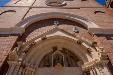 Havari Aziz Thomas 'a adanmış Katedral Bazilikası antik bir Roma tapınağının sahasına inşa edilmiştir. 1060 yılında Normanlar tarafından yok edildi, yeniden inşa edildi..