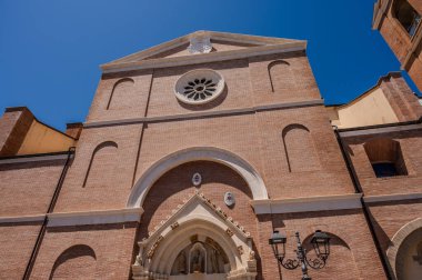 Havari Aziz Thomas 'a adanmış Katedral Bazilikası antik bir Roma tapınağının sahasına inşa edilmiştir. 1060 yılında Normanlar tarafından yok edildi, yeniden inşa edildi..