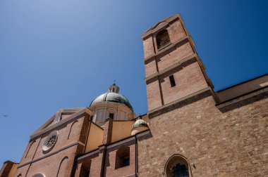 Havari Aziz Thomas 'a adanmış Katedral Bazilikası antik bir Roma tapınağının sahasına inşa edilmiştir. 1060 yılında Normanlar tarafından yok edildi, yeniden inşa edildi..