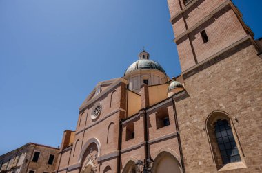 Havari Aziz Thomas 'a adanmış Katedral Bazilikası antik bir Roma tapınağının sahasına inşa edilmiştir. 1060 yılında Normanlar tarafından yok edildi, yeniden inşa edildi..