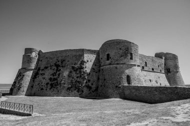 Aragonese Kalesi, Ortona 'nın şehrin kıyısındaki ve deniz manzaralı bir kalesidir. 1773-1812 yılları arasında Ortona Ludovica Ianneys 'in (1756-1812) koruyucusunun ünlü konutu..