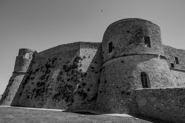 Aragonese Kalesi, Ortona 'nın şehrin kıyısındaki ve deniz manzaralı bir kalesidir. 1773-1812 yılları arasında Ortona Ludovica Ianneys 'in (1756-1812) koruyucusunun ünlü konutu..