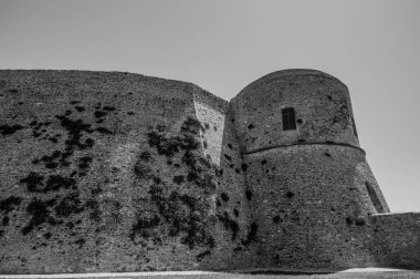 Aragonese Kalesi, Ortona 'nın şehrin kıyısındaki ve deniz manzaralı bir kalesidir. 1773-1812 yılları arasında Ortona Ludovica Ianneys 'in (1756-1812) koruyucusunun ünlü konutu..