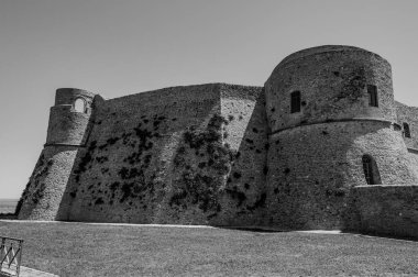 Aragonese Kalesi, Ortona 'nın şehrin kıyısındaki ve deniz manzaralı bir kalesidir. 1773-1812 yılları arasında Ortona Ludovica Ianneys 'in (1756-1812) koruyucusunun ünlü konutu..