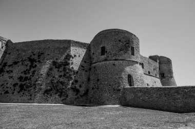 Aragonese Kalesi, Ortona 'nın şehrin kıyısındaki ve deniz manzaralı bir kalesidir. 1773-1812 yılları arasında Ortona Ludovica Ianneys 'in (1756-1812) koruyucusunun ünlü konutu..