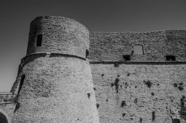 Aragonese Kalesi, Ortona 'nın şehrin kıyısındaki ve deniz manzaralı bir kalesidir. 1773-1812 yılları arasında Ortona Ludovica Ianneys 'in (1756-1812) koruyucusunun ünlü konutu..