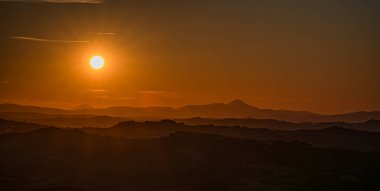 İtalya 'nın doğusunda yer alan Marş, Apennine dağları ile Adriyatik Denizi arasında yükselir..