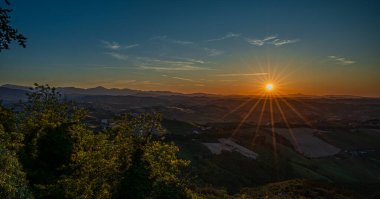 İtalya 'nın doğusunda yer alan Marş, Apennine dağları ile Adriyatik Denizi arasında yükselir..