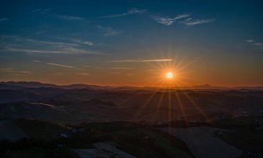 İtalya 'nın doğusunda yer alan Marş, Apennine dağları ile Adriyatik Denizi arasında yükselir..
