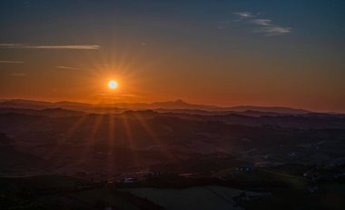 İtalya 'nın doğusunda yer alan Marş, Apennine dağları ile Adriyatik Denizi arasında yükselir..