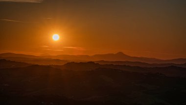 İtalya 'nın doğusunda yer alan Marş, Apennine dağları ile Adriyatik Denizi arasında yükselir..