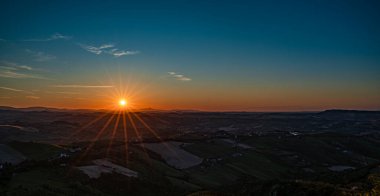 İtalya 'nın doğusunda yer alan Marş, Apennine dağları ile Adriyatik Denizi arasında yükselir..