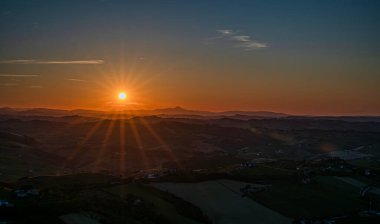 İtalya 'nın doğusunda yer alan Marş, Apennine dağları ile Adriyatik Denizi arasında yükselir..