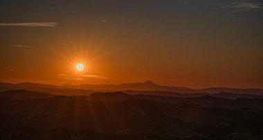 İtalya 'nın doğusunda yer alan Marş, Apennine dağları ile Adriyatik Denizi arasında yükselir..