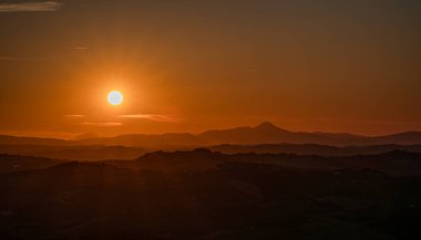 İtalya 'nın doğusunda yer alan Marş, Apennine dağları ile Adriyatik Denizi arasında yükselir..