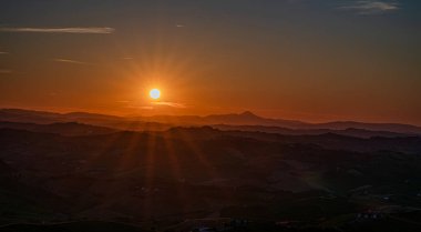 İtalya 'nın doğusunda yer alan Marş, Apennine dağları ile Adriyatik Denizi arasında yükselir..