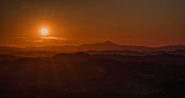 İtalya 'nın doğusunda yer alan Marş, Apennine dağları ile Adriyatik Denizi arasında yükselir..