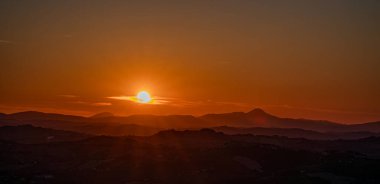 İtalya 'nın doğusunda yer alan Marş, Apennine dağları ile Adriyatik Denizi arasında yükselir..