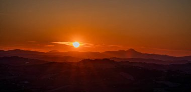 İtalya 'nın doğusunda yer alan Marş, Apennine dağları ile Adriyatik Denizi arasında yükselir..