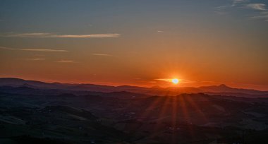 İtalya 'nın doğusunda yer alan Marş, Apennine dağları ile Adriyatik Denizi arasında yükselir..