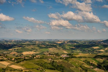 İtalya 'nın doğusunda yer alan Marş, Apennine dağları ile Adriyatik Denizi arasında yükselir..