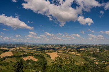 İtalya 'nın doğusunda yer alan Marş, Apennine dağları ile Adriyatik Denizi arasında yükselir..