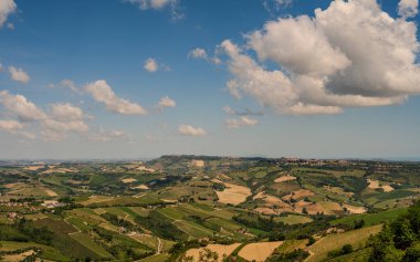 İtalya 'nın doğusunda yer alan Marş, Apennine dağları ile Adriyatik Denizi arasında yükselir..