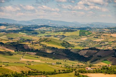 İtalya 'nın doğusunda yer alan Marş, Apennine dağları ile Adriyatik Denizi arasında yükselir..